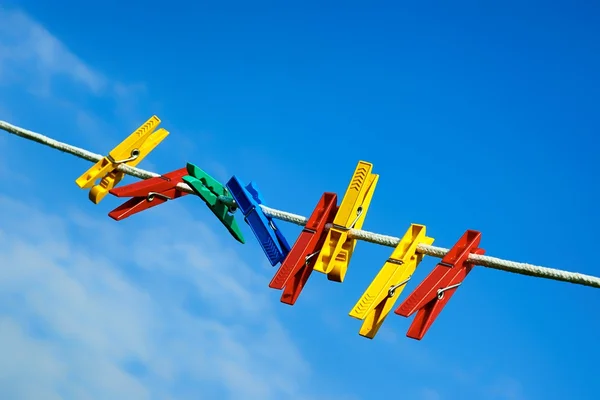 Clothespins on the clothesline — Stock Photo, Image