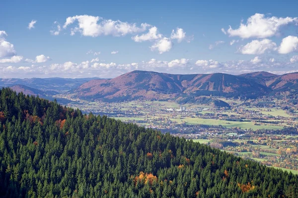 Paesaggio autunnale con villaggio — Foto Stock