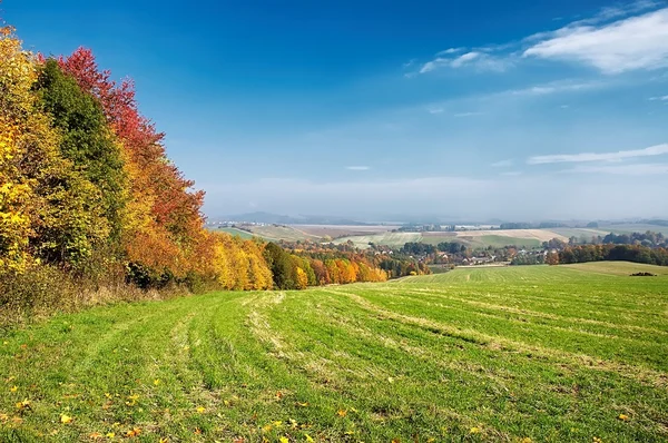 Höstlandskap med byn — Stockfoto