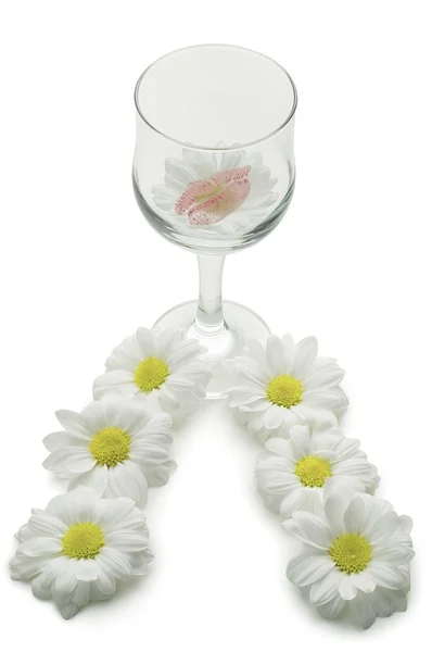แก้วไวน์และดอกไม้ — ภาพถ่ายสต็อก