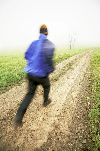 Hombre corriendo en un camino de tierra — Foto de Stock
