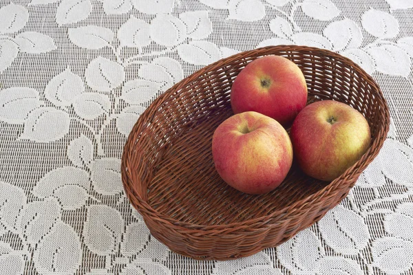 Tre mele in un cesto — Foto Stock