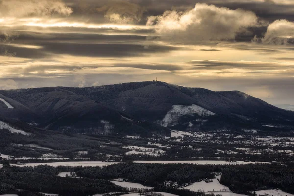 Pohled Zimní Horskou Krajinu Podhůří Beskyd — Stock fotografie