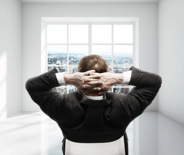 Hombre en habitación blanca — Foto de Stock