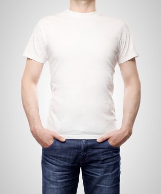 t-shirt giyen