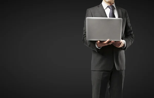 Homem de negócios com laptop — Fotografia de Stock