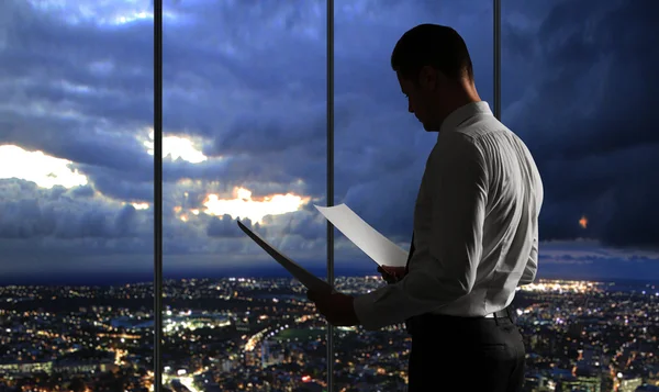 Businessman with documents — Stock Photo, Image