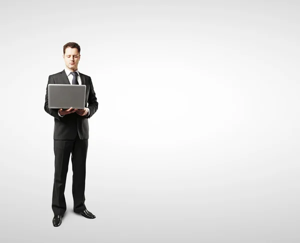 Homem de negócios com laptop — Fotografia de Stock