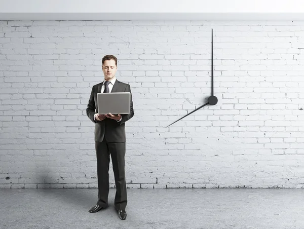 Zakenman en horloge — Stockfoto