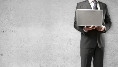 işadamı holding laptop