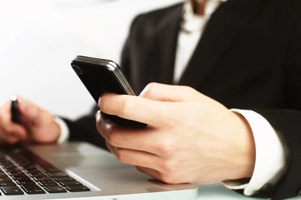 Laptop e telefono — Foto Stock