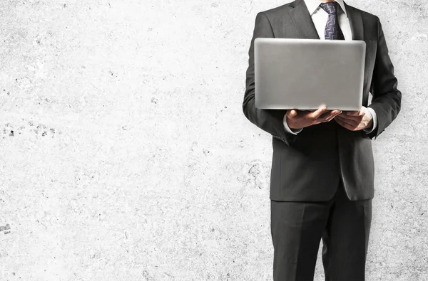 Man met laptop — Stockfoto