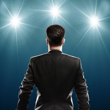 Takım elbiseli adam