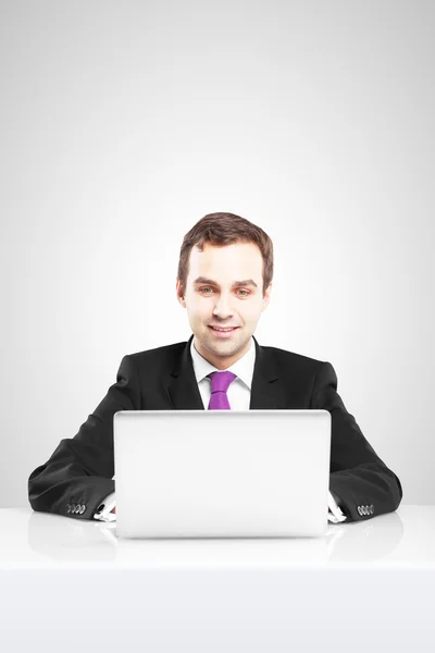 Uomo con laptop — Foto Stock