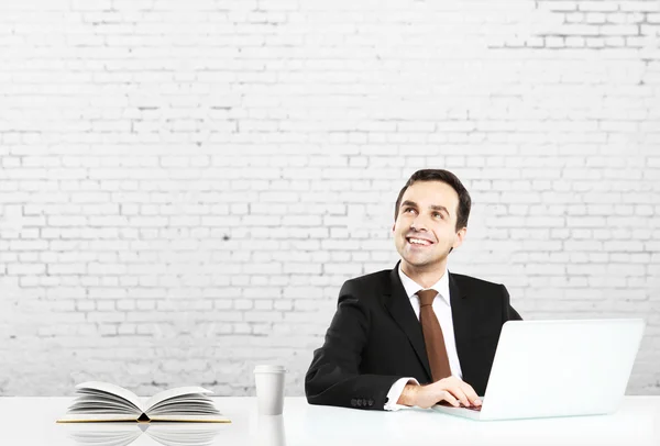 Mann sitzt mit Notizbuch — Stockfoto