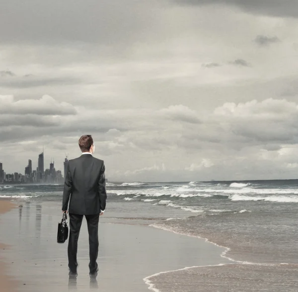 Man op een strand — Stockfoto