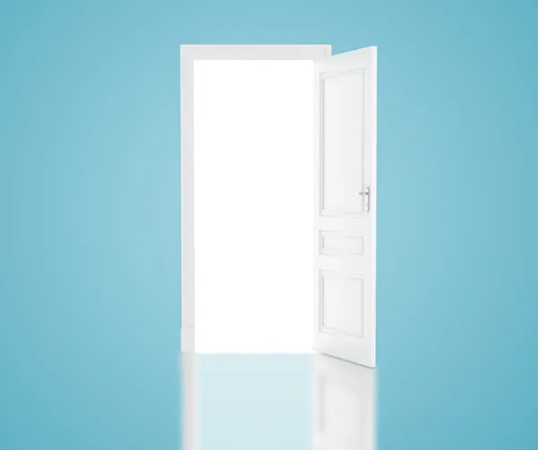 Открытая дверь — стоковое фото