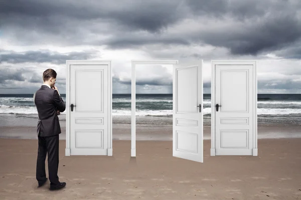 Homme d'affaires debout sur la plage — Photo