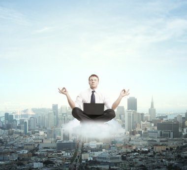İşadamı meditasyon yapıyor