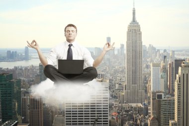 İşadamı meditasyon yapıyor