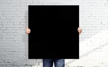 adam tutarak siyah poster