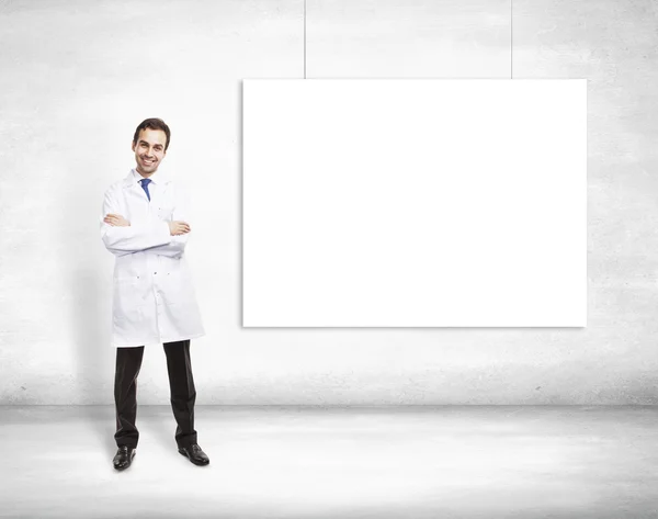 Arzt und leeres Plakat — Stockfoto