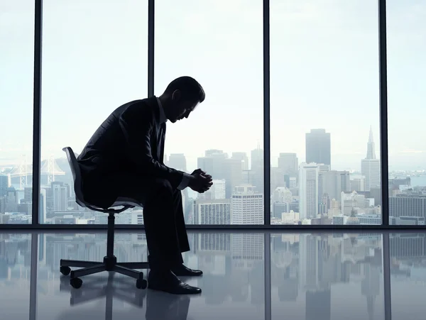 Mann sitzt im Büro — Stockfoto