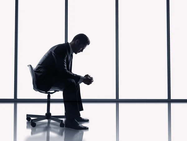 Hombre de negocios sentado en la oficina — Foto de Stock