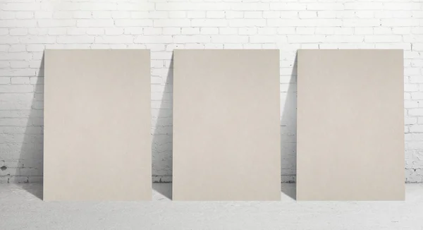 Три бумажных стенда — стоковое фото