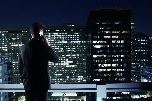 Man op zoek naar nacht city — Stockfoto