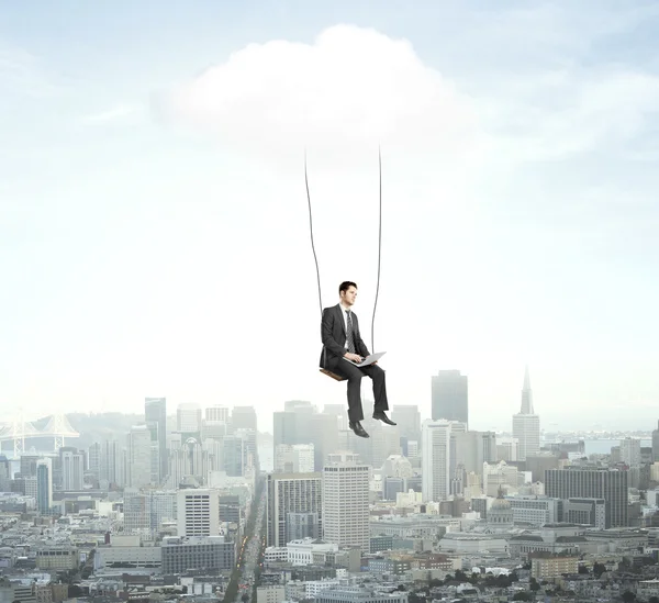 Homme assis sur une balançoire — Photo