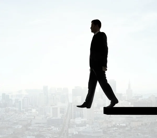 Man walking on edge — Stock Photo, Image