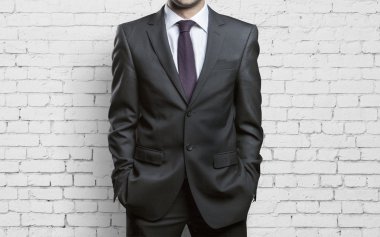 işadamı ve tuğla duvar