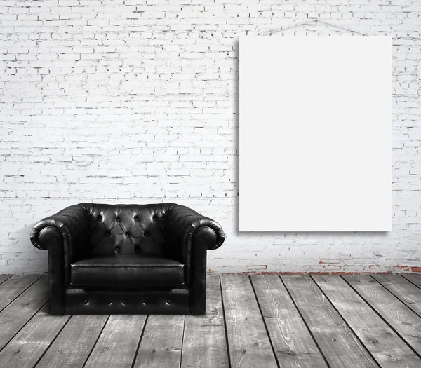 Кресло и плакат на стене — стоковое фото