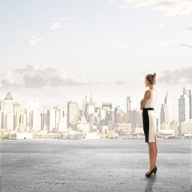 şehir üzerinde arayan kadın