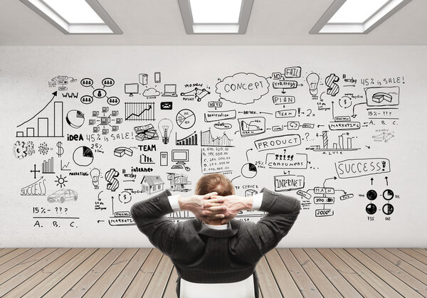 человек ищет бизнес-стратегию
