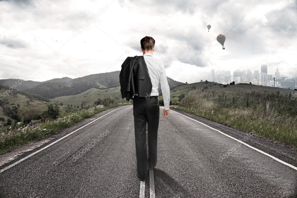 Hombre caminando â  Fotos de Stock