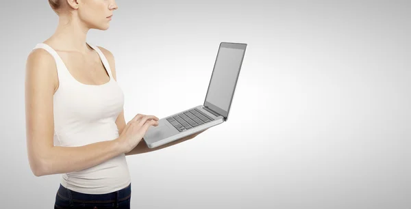 Vrouw met laptop — Stockfoto