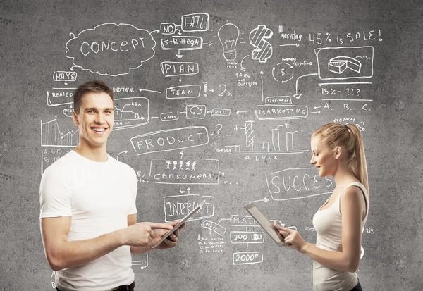 Mujer y hombres con tableta — Foto de Stock