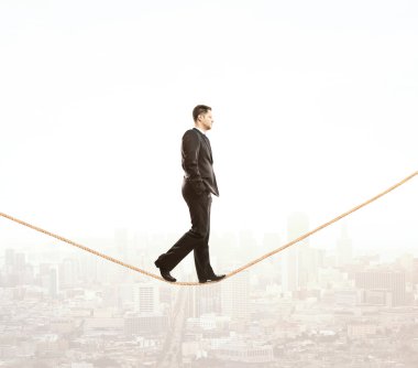 ip üzerinde yürüyen adam