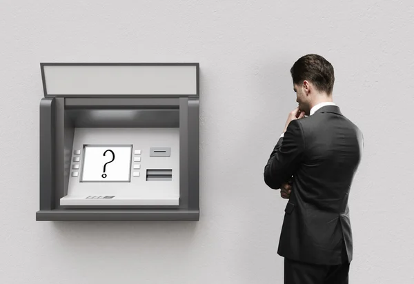 Man op zoek naar atm — Stockfoto