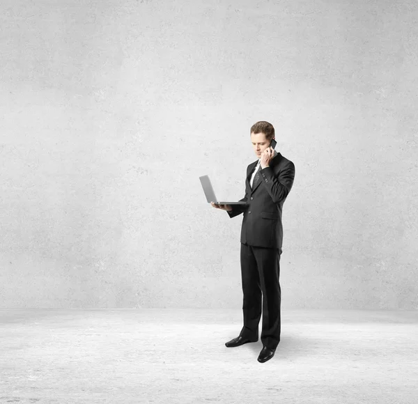 Homem segurando caderno — Fotografia de Stock