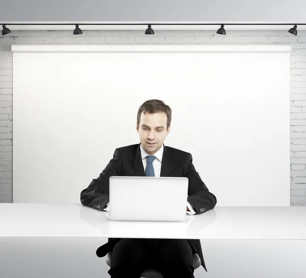 Homme avec ordinateur portable en studio — Photo