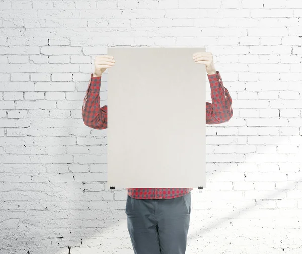 Mężczyzna trzymający plakat — Zdjęcie stockowe