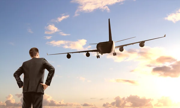 Homem de negócios olhando no avião — Fotografia de Stock