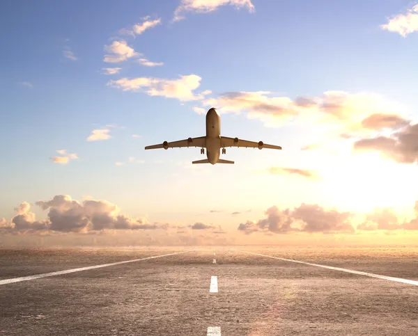 Airplane on runway — Stock Photo, Image