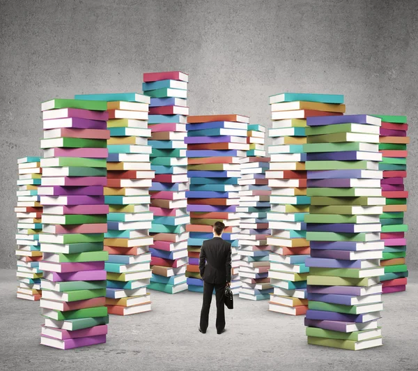 Man looking at books — Stock Photo, Image