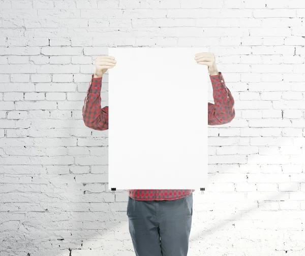 Homem segurando cartaz em branco — Fotografia de Stock