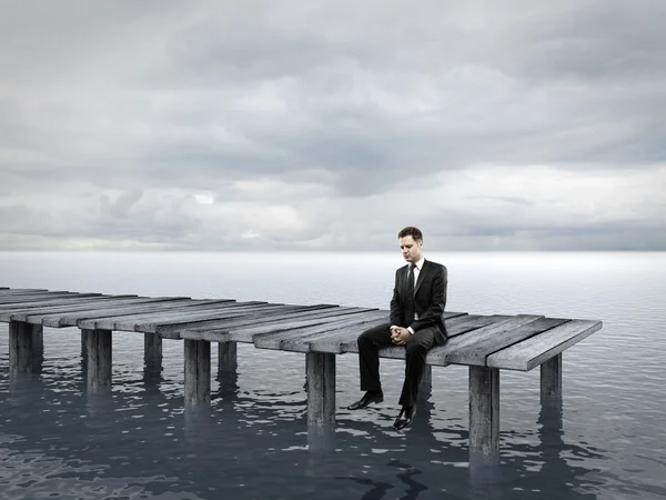 Mann sitzt am Pier — Stockfoto