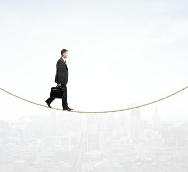 İpte yürüyen adam